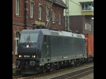 185 570-9 muss mit ihrem Containerzug in Richtung Sden einen Signalhalt in Eichenberg einlegen. Aufgenommen am 12.06.2010.